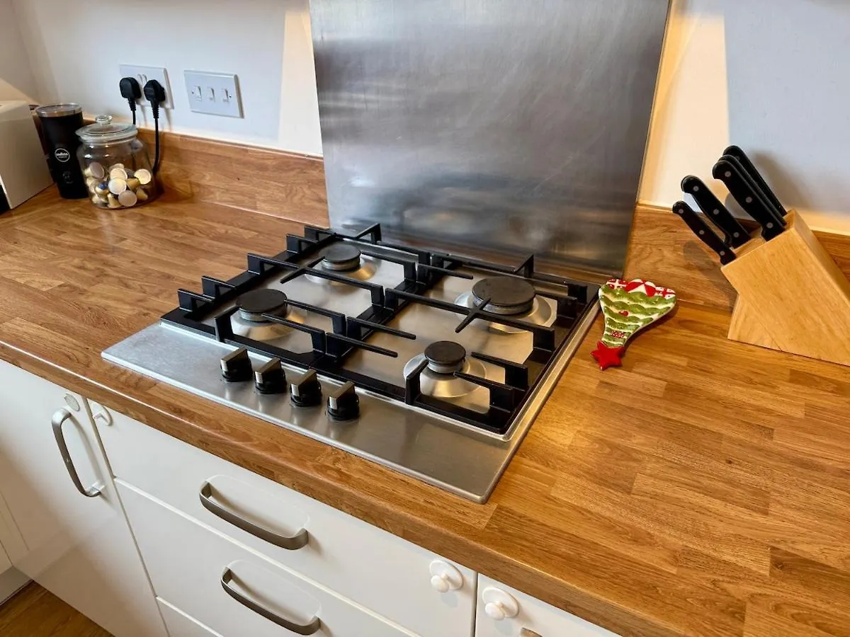 Stylish 3Br Cardiff Home Balcony, Garden, Free Parking And Ev Charging 펜션