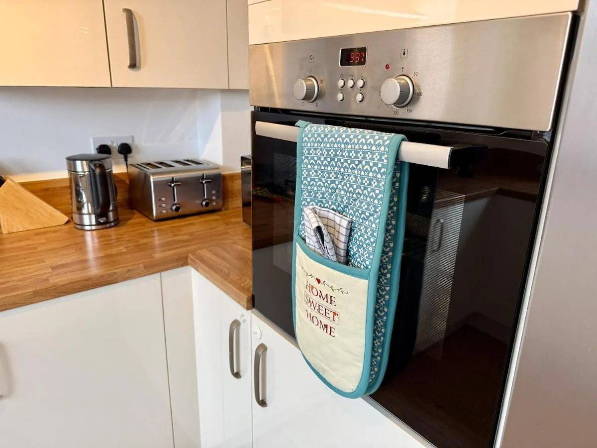 Stylish 3Br Cardiff Home Balcony, Garden, Free Parking And Ev Charging 0*,  영국